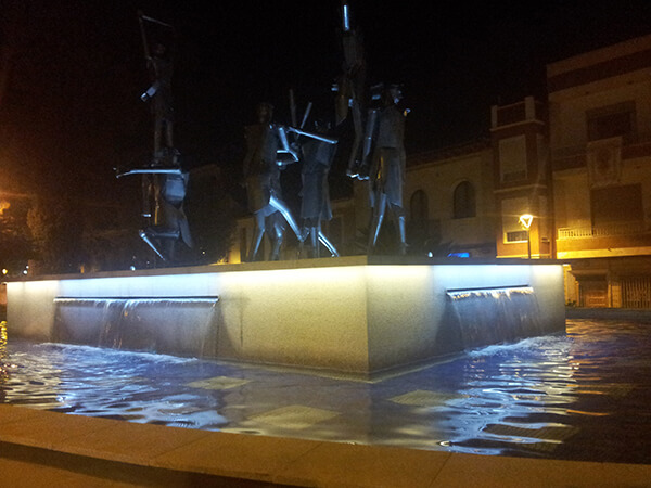 Fuente en la plaza pública con lamina de agua e iluminación led.