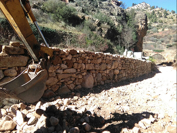 Muro de mampostería reconstruido tras las riadas en Villahermosa